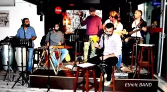 Muhabbet Diliyle Sahne Alıyorlar
