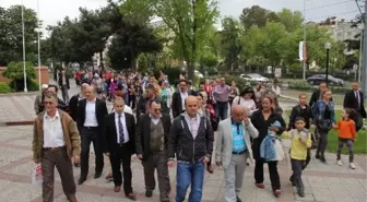 Okullarının Kapatılacağını Duyan Veliler Valiliğe Yürüdü