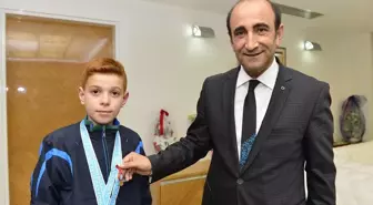 Yüzme Şampiyonundan Belediye Başkanı Edebali'ye Ziyaret