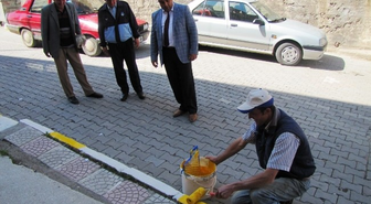 Hisarcık'ta Bordür Taşları Boyanıyor