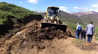 Kulp'ta Heyelan Nedeniyle Kapanan Yollar Açılıyor