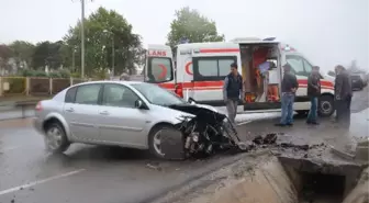 Direksiyon Hakimiyetini Kaybeden Otomobil Su Kanalına Düştü