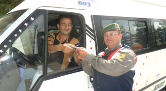 Jandarma Sürücülere Hediye Dağıttı