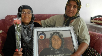 110 Yaşındaki Zeliha Nineye Anneler Günü Kutlaması
