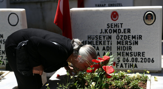 Şehitlikte 'Evlatlarıyla Buluştular'