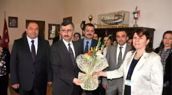 Hemşireler, Vali Bektaş'ı Ziyaret Etti