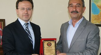 Kaymakam Şahin'den, Eski İl Genel Meclisi Üyelerine Plaket
