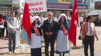 Demirci'de Hemşire Adayları Günlerini Kutladı