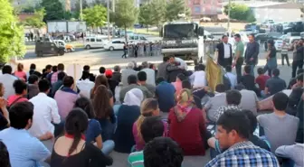 Diyarbakır'da Soma Protestosunda Polise Taşlı Saldırı