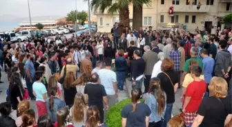 Mudanya'da Madenciler İçin Denize 300 Mum Bırakıldı