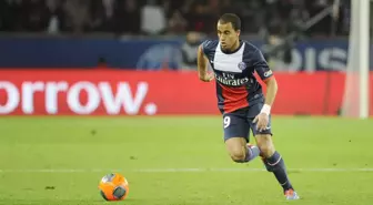 Psg'nin Yıldızı Lucas Moura Rugby Topuyla Hünerlerini Sergiledi