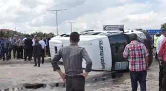 TIR, Minibüse Çarptı: 13'ü Üniversiteli,15 Yaralı