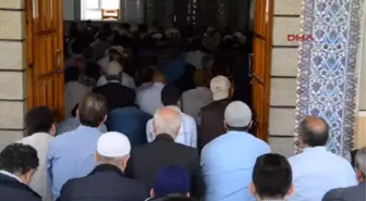 Camiilere Koşan Somalılar İşçilere Dua İçin El Açtı