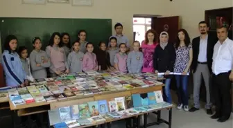 Üniversite Öğrencilerinden Türkali İlkokulu'na Kitap Bağışı