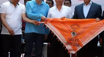 Bakan Çavuşoğlu 'Kuşak' Bağladı