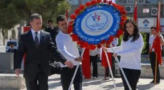 Burdur'da Çelenk Sunma Töreni Düzenlendi