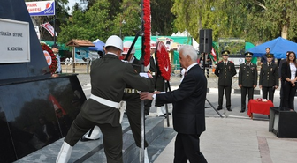 KKTC'de 19 Mayıs Atatürk Anıtına Çelenk Sunularak Kutlandı