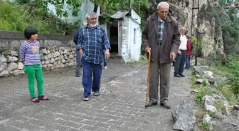 Amasya'da Yaşlı Adamın Evine Kaya Düştü