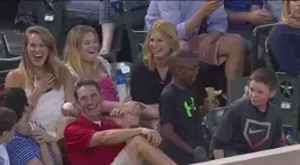 Kızı Kandıran Muzip Beyzbol Taraftarı Çocuk