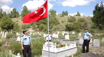 Hanönü'nde Şehit Mezarına Yanına Bayrak Direği