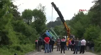 Madencilerin Minibüsü Tır'la Çarpıştı 21 Yaralı