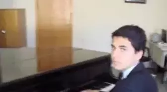 Genç Piyanist Ferayi'dir Kızın Adı Feraye Çok Sesli Akustik Piyano Mugla Zeybeği Güzel Hazin...