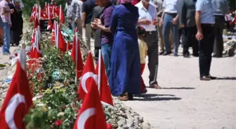 Soma Madenciler Şehitliğine Ziyaretçi Akını