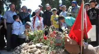 Sünnetlikleriyle Babasının Mezarına Gitti