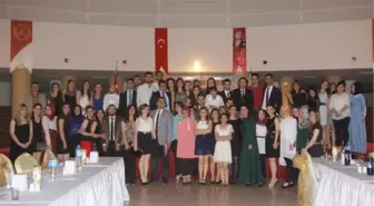 Mezun Olan Üniversite Öğrencileri İçin Mezuniyet Gecesi ve Şiir Dinletisi Düzenlendi