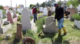 Şarkışla'da Mezarlıklarda Temizlik Çalışması Başlatıldı