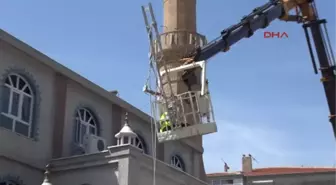 Depremde Zarar Gören Minarelerde Söküm Çalışması