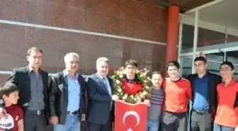 İspanya Fatihi Çiçeklerle Karşılandı