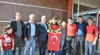 İspanya Fatihi Çiçeklerle Karşılandı