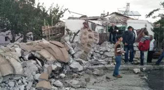 Başkent'te Fırtına Cami Minaresini Yıktı