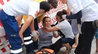 Rüzgarın Devirdiği Stant Bir Bayanı Yaraladı