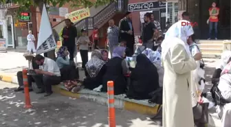 Diyarbakır'da Eylem Yapan Aileler Yol Kapattı