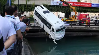 Otomobille Çarpışan Minibüs Köprüde Asılı Kaldı