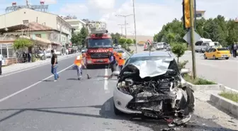 Otomobiller Çarpıştı: 2 Yaralı