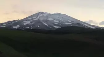 Ağrı'da Yüksek Kesimlere Kar Yağdı