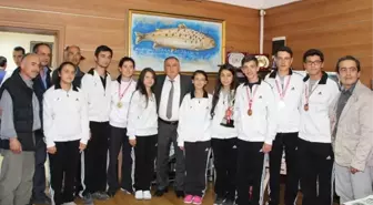 Şampiyon Atıcılar Sevincini Belediye Başkanıyla Paylaştı
