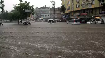 Adana'da Sel Felaketi, Yağışı Gören Başkan Yayını Terk Etti