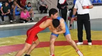 Güreşçiler, 'Gençlik Haftası' İçin Ödemiş'te Mindere Çıktı