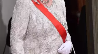 Kraliçe Elizabeth Paris'te