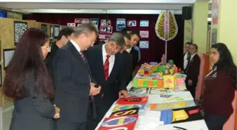 Öğrenciler Eserlerini Spor Salonunda Sergiledi