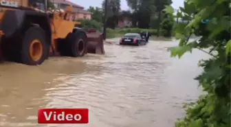 Sel Sularında Mahsur Kalan Kaymakamın İmdadına Kepçe Yetişti