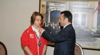 Vali Aksoy'dan Samsun'un Kıvanç'ına Cumhuriyet Altını