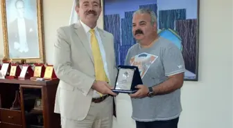 Başkan Türk'ten Deniz Oral'a Plaket