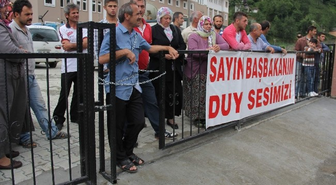Dedesinin İsmini Verdiği Okula Bu Kez Kendisini Zincirledi
