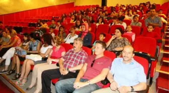 Roman Çocuklar Tiyatroda Yeteneklerini Sergiledi