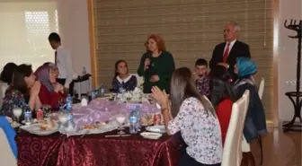 Kimsesiz Çocukların Karne Sevinci